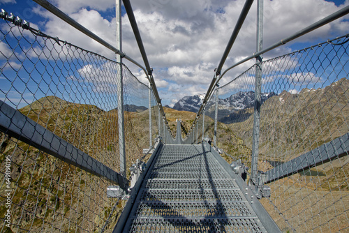Fotografie An himalayan pedestrian bridge allows hikers and tourists to access a point of v