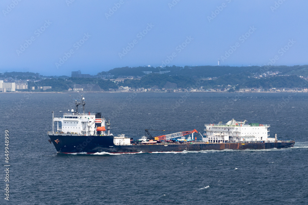 東京湾を航行する貨物船　重量物運搬船
