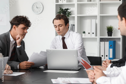 Male business consultants w...