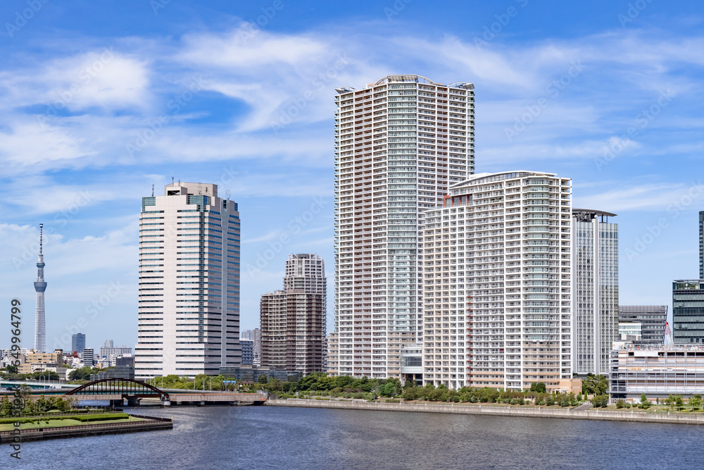 水辺に建つ東京のビル群