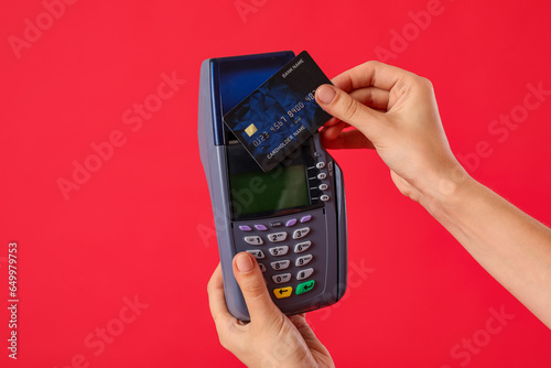Young woman paying with cre...