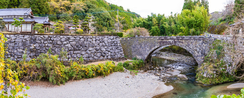 観光スポットで有名な石造りの橋
Stone bridge famous as a tourist spot
二俣橋(ふたまたばし)、二俣二橋(ふたまたにきょう)　
　釈迦院川と津留皮の合流点一帯にかかる石橋。2つの橋が直角に交わっており、「双子橋」とも呼ばれています。
日本(秋)2022年撮影
九州・熊本県下益城郡美里町
二俣橋(ふたまたばし)、二俣二橋(ふたまたにきょう)　 photo