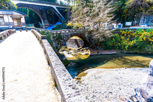 観光スポットで有名な石造りの橋
Stone bridge famous as a tourist spot
二俣橋(ふたまたばし)、二俣二橋(ふたまたにきょう)　
　釈迦院川と津留皮の合流点一帯にかかる石橋。2つの橋が直角に交わっており、「双子橋」とも呼ばれています。
日本(秋)2022年撮影
九州・熊本県下益城郡美里町
二俣橋(ふたまたばし)、二俣二橋(ふたまたにきょう)　 photo