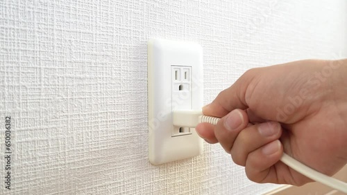 電源プラグを差し込む手元