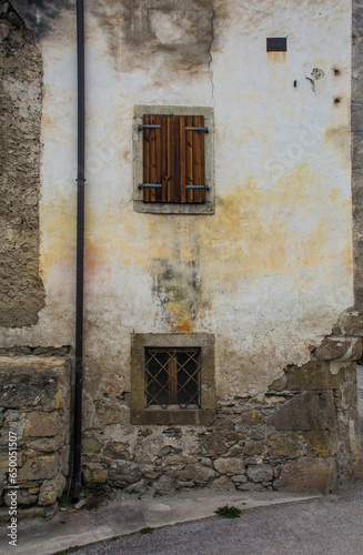Windows in an old stone house in the historic mountain village of Ovasta in Carnia, Udine Province, Friuli-Venezia Giulia, north east Italy © dragoncello