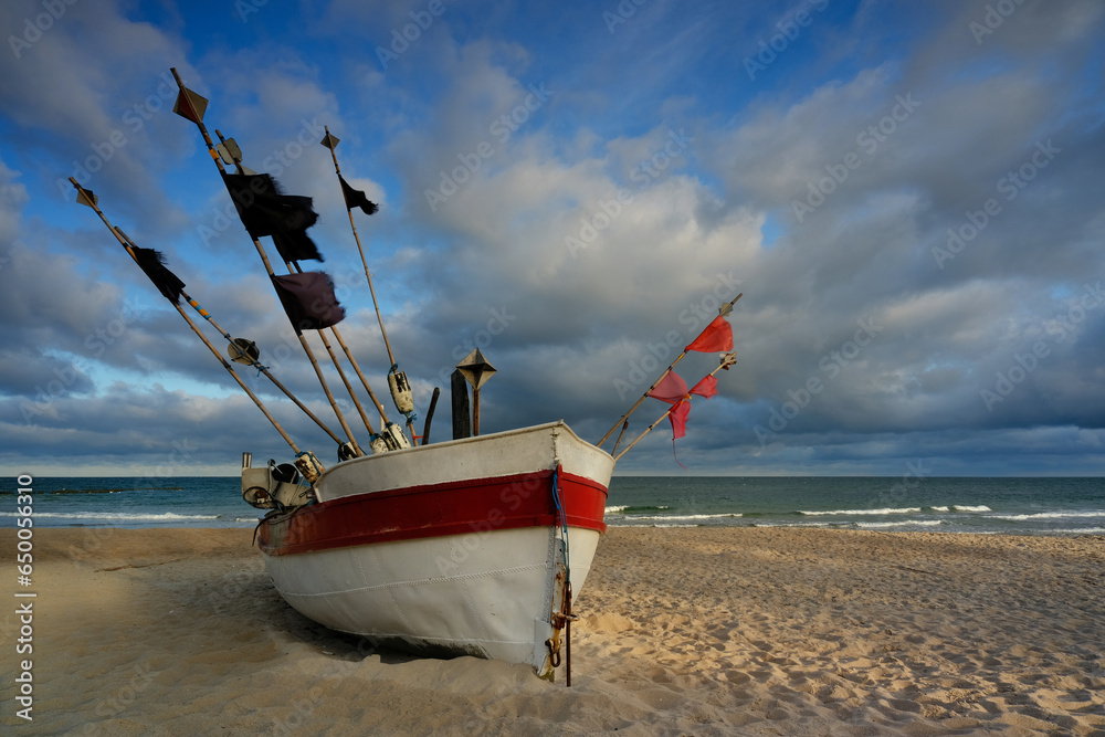 Kuter rybacki na bałtyckiej plaży, Rewal, Polska - obrazy, fototapety, plakaty 