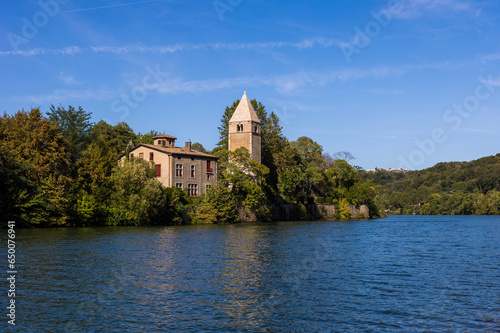   glise romane Notre-Dame de Lyon sur l     le Barbe  depuis les quais de Sa  ne de Caluire-et-Cuire