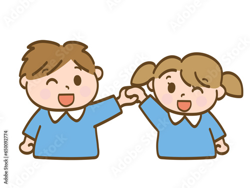 仲良く手繋ぎする男の子と女の子_保育園児の兄妹