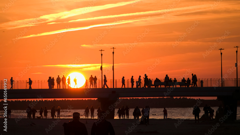 Obraz premium Zachód słońca nad morzem, molo w Kołobrzegu