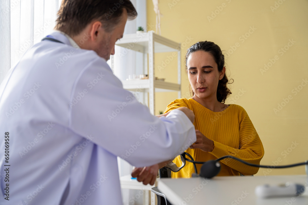 Obraz premium male doctor and Female patient