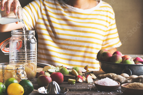 Making homemade apple cider vinegar drink