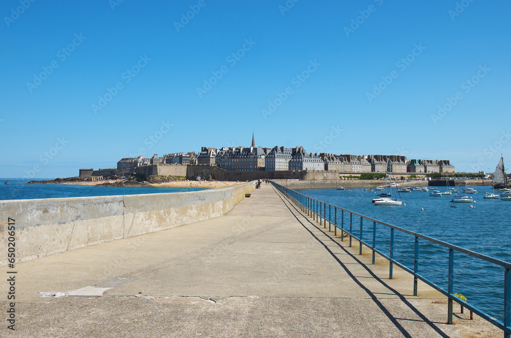 Ville fortifiée de St Malo depuis le phare du Môle des Noires.