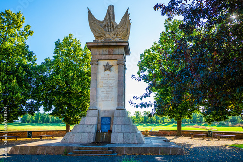 Denkmal des Treffens der US-Streitkräfte mit der Roten Armee an der Elbe photo