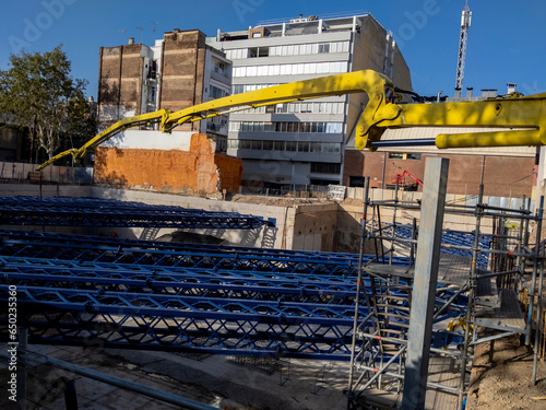 Bomba tipo pluma para hormigón en una obra
