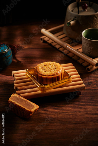 Mooncake Stilllife with chinese dark wood theme (ID: 650246172)