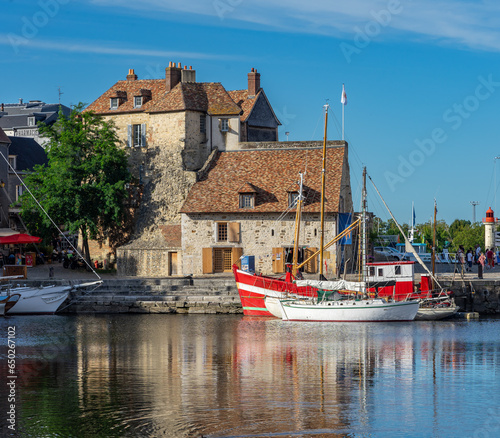Urlaub in der Normandie, Frankreich: Die schöne Hafenstadt Honfleur - Innenstadt, Hafen mit Booten und Restaurants photo