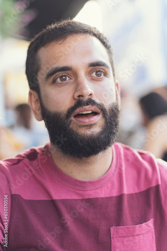 Retratos en primer plano de un chico joven con barba photo