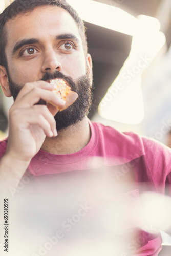 Retratos en primer plano de un chico joven con barba photo