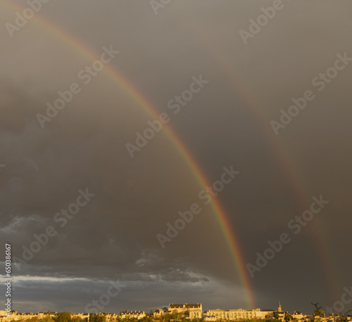 Arc-en-ciel sur fond de nuages gris