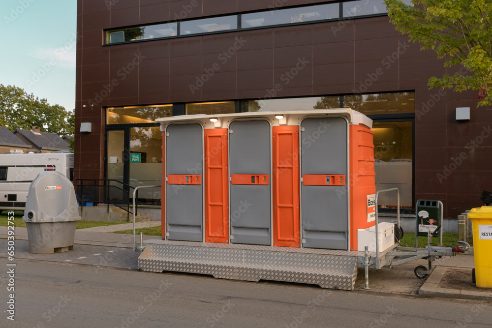 modern-mobile-urinals-and-cubicle-toilets-for-events-on-city-streets