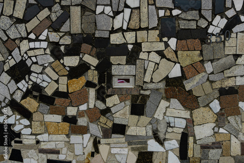 Mosaico na parede com centro de cartas 