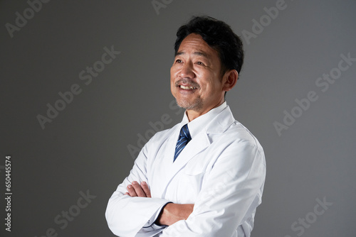 笑顔の中年の医師のポートレート　黒背景 © siro46