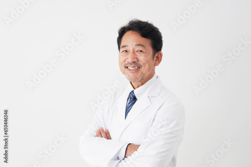 笑顔の中年の医師のポートレート　白背景　カメラ目線 © siro46