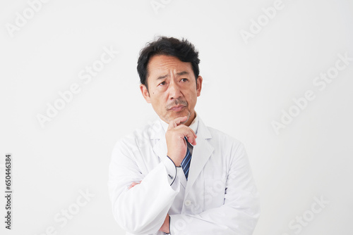 考える中年の医師　白背景 © siro46