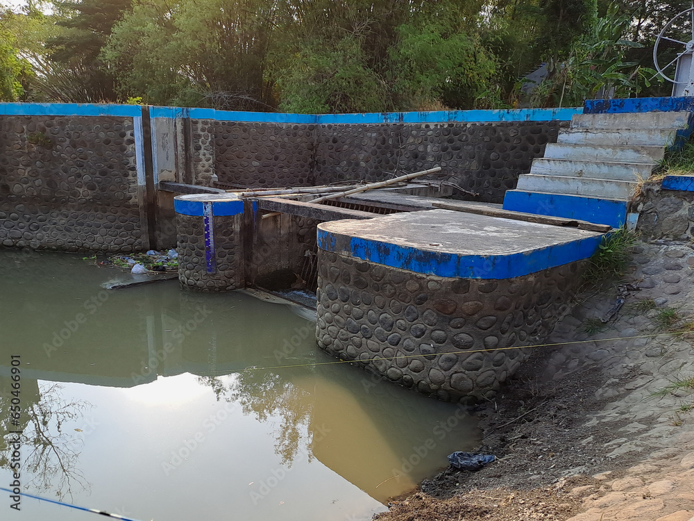 Documenting the critical issue of river irrigation dams filled with rubbish. Join the movement for cleaner waterways Documenting the critical issue of river irrigation dams filled with rubbish. Join the movement for cleaner waterways