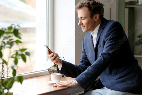 Young businessman with smar...