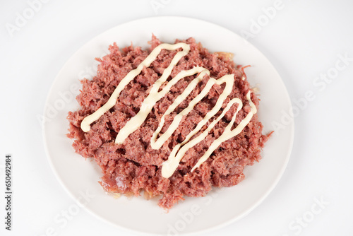 マヨネーズをかけたコンビーフ
