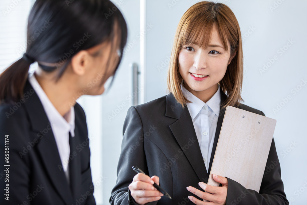 笑顔で働く女性 A woman working with a smile 笑顔で働く女性 A woman working with a smile