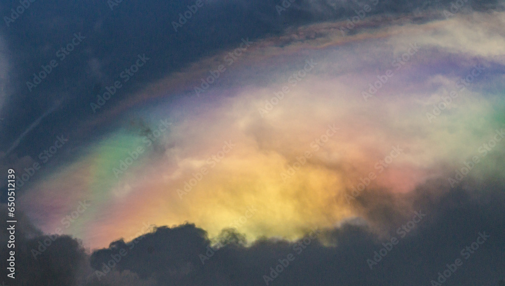 Hermosa nube iridiscente con los colores de un arcoiris.