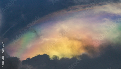 Hermosa nube iridiscente con los colores de un arcoiris.