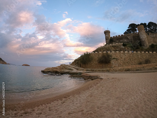 Tossa de Mar  Spagna  lungomare  castello  mare e sabbia dorata.