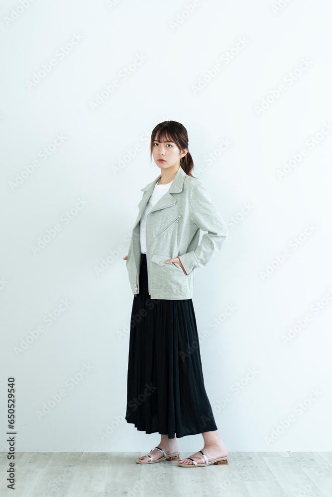 ライダースジャケットを着た女性