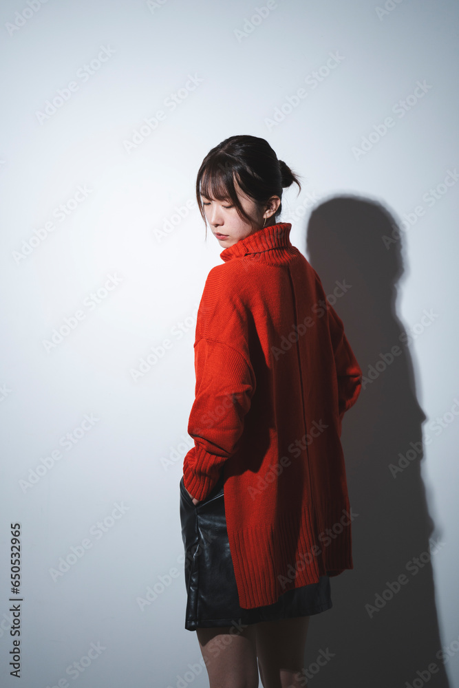 赤いニットの女性