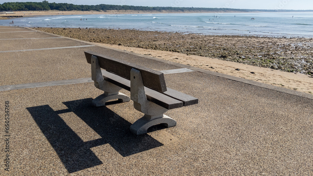 empty bench solo on seacoast beach front of ocean - obrazy, fototapety, plakaty 