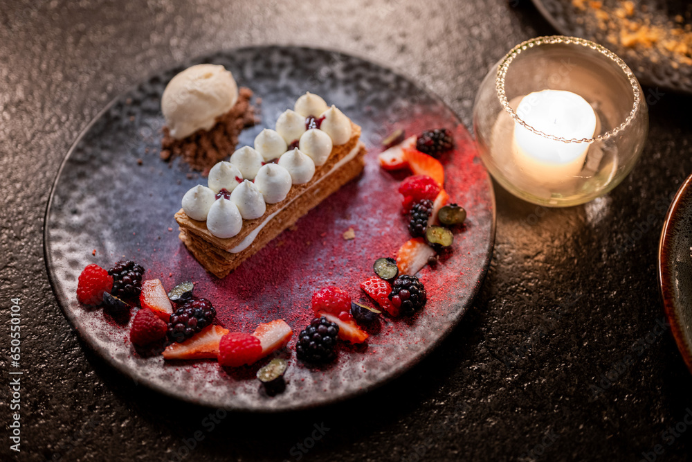 postre de hojaldre con frutos rojos postre de hojaldre con frutos rojos