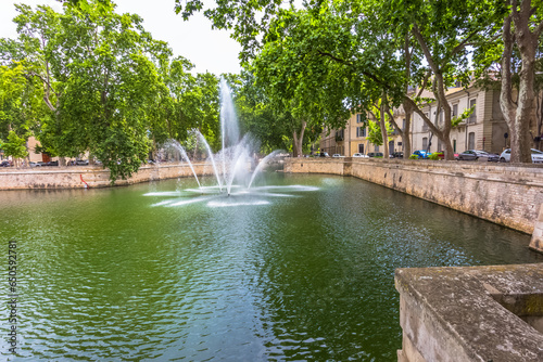 Jet D’Eau des jardins de la Fontaine, Nîmes, Gard, France 