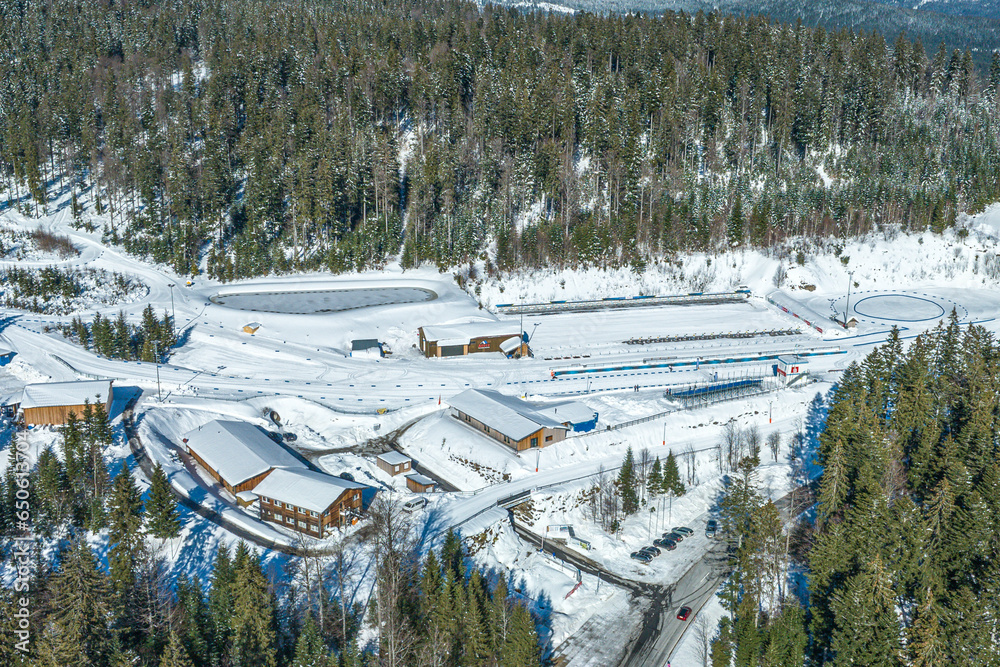 Die winterliche Arber-Region im Luftbild, Blick auf das verschneite Biathlon-Stadion 