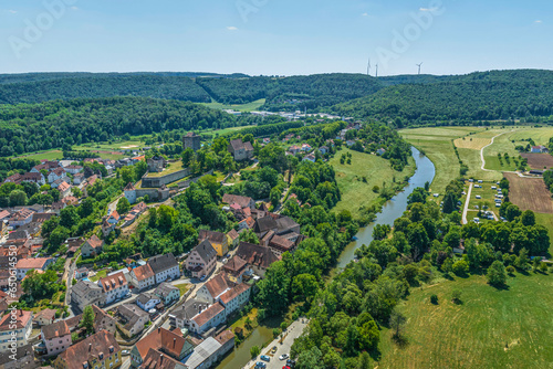 Blick über die markante Burg von Pappenheim in den Naturpark Altmühltal in Mittelfranken