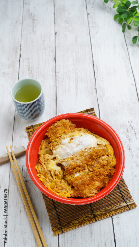 日本の料理|使い捨て容器に入ったテイクアウトのカツ丼 イメージ 日本の料理|使い捨て容器に入ったテイクアウトのカツ丼 イメージ