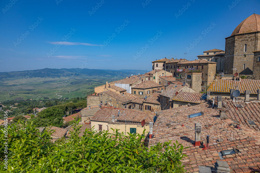 Blick auf die Toskana von einem Dorf aus