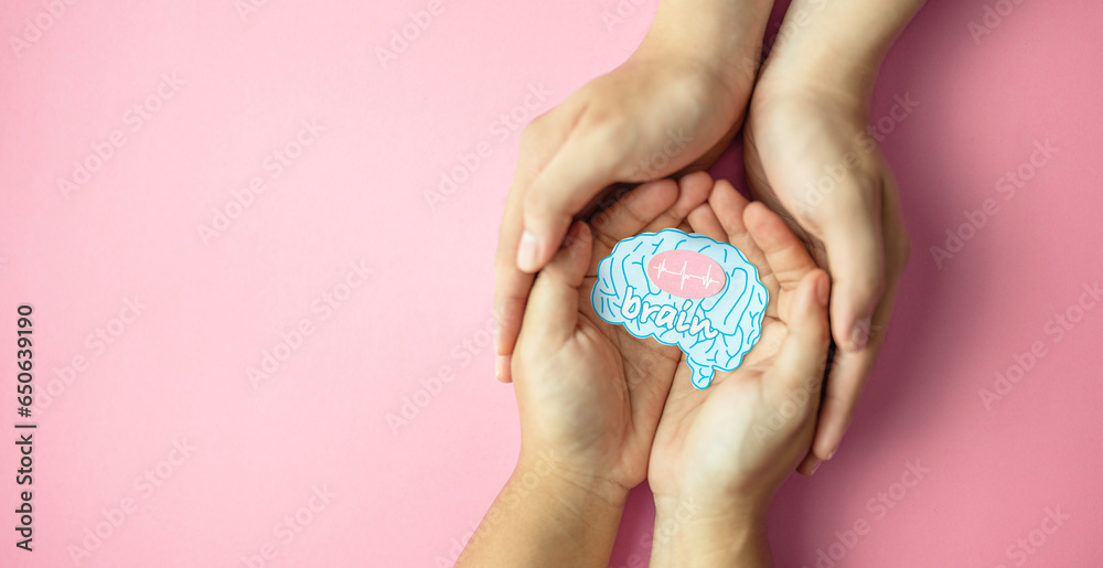 " brain " text from paper in adult hands on pastel background. alzheimer's brain disease, brain stroke, mental health day concept. - obrazy, fototapety, plakaty 