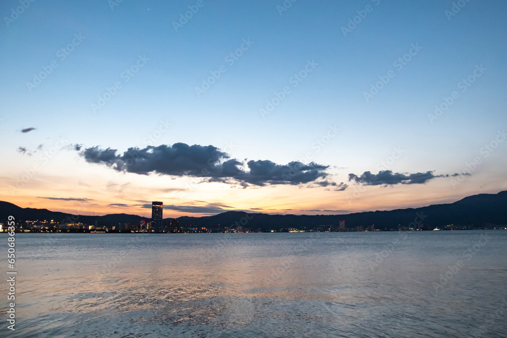 琵琶湖の夕暮れ　青とオレンジに染まる空　滋賀県大津市なぎさ公園