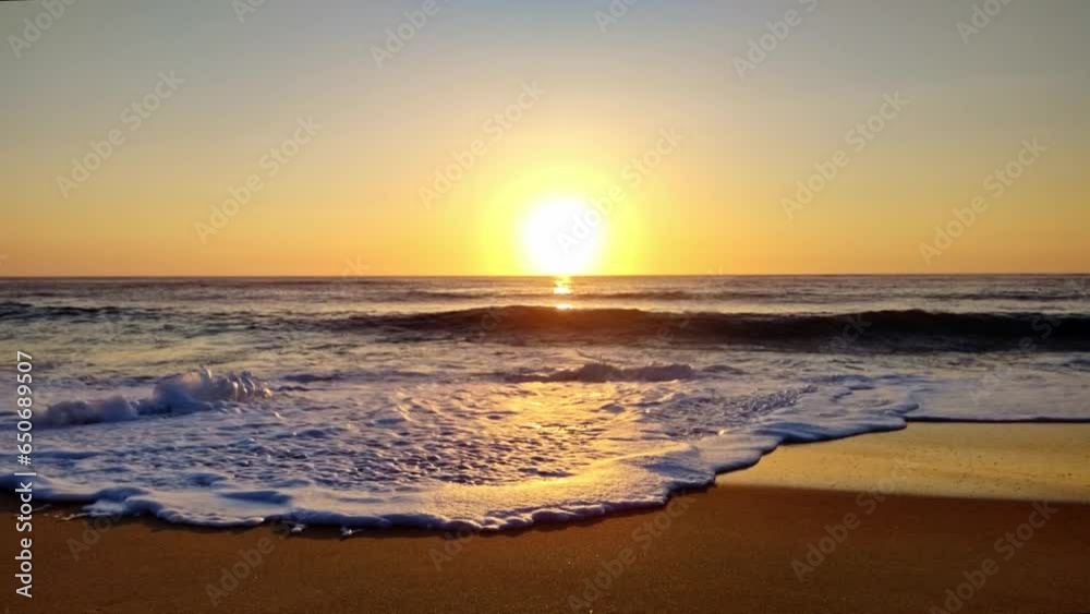 wunderschöner goldener Sonnenuntergang am Meer mit in Zeitlupe auslaufenden Wellen, Horizont, Brandung