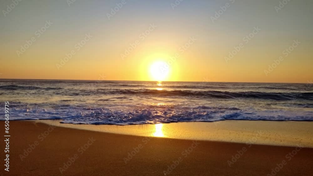 wunderschöner goldener Sonnenuntergang am Meer mit in Zeitlupe auslaufenden Wellen, Horizont, Brandung