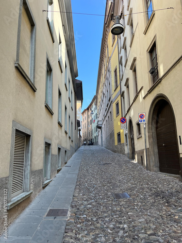 Bergame est une ville italienne au nord-est de Milan  dans la r  gion de la Lombardie. 