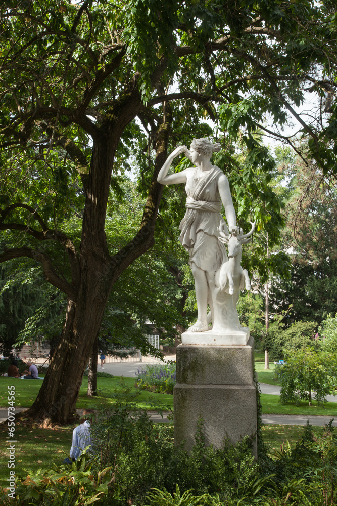 Statue d'Artémis ou de Diane dans un parc de la ville d'Angers